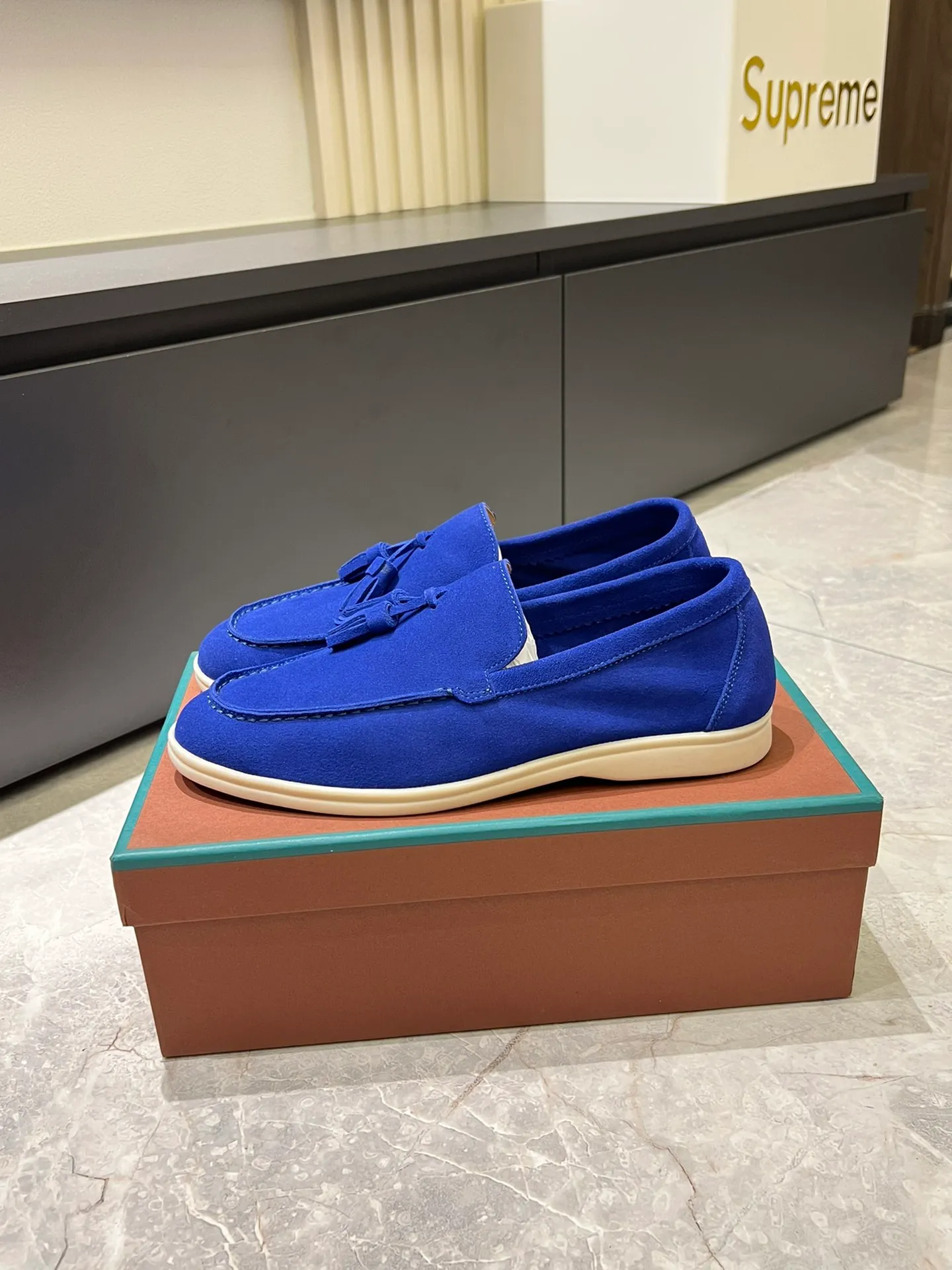 Men's shoes 💰p360 "Loro men's shoes 💰pian'*" Classic L men's shoes for couples 💰p Top version British flat loafers, a must-have item in old money style, the minimalist design is eye-catching and durable, a plus point for dressing The soft foot feel and texture are outstanding. They don’t scratch your feet and are very nice. They are matched with soft and waxy soles. They can be worn daily for a long time without getting tired. They are easy to wear, versatile and classic items, with perfect foot feel and texture! Imported cashmere fabric, the lining is made of imported A-grade water-dyed cow lining, the top version of the genuine leather midsole is sewn with pure handmade mark thread! Size: Female 35-40 (34. Customized) Male 38-44 (45.46. Customized)